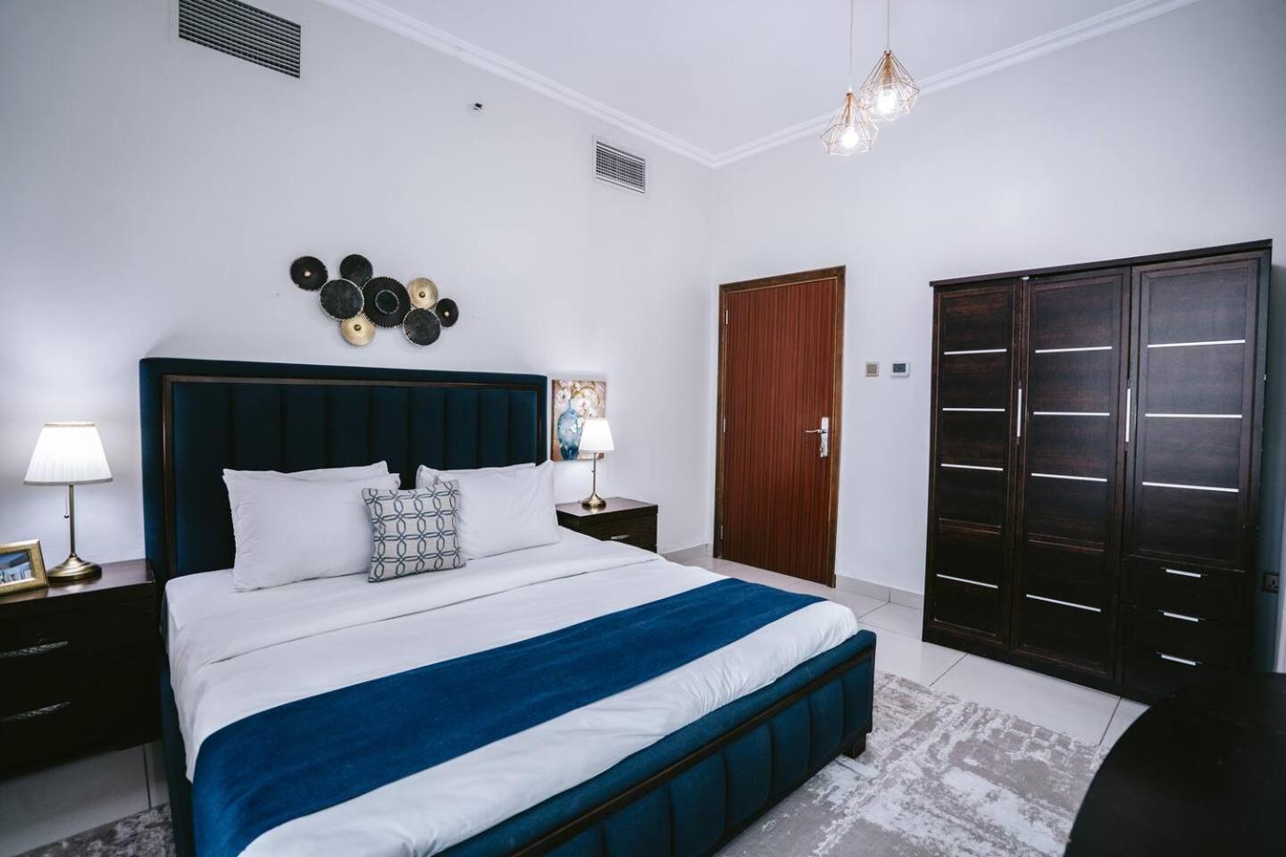 Wake Up To Sea Views In A Blue Lush Home On 51St Dubai Exterior photo